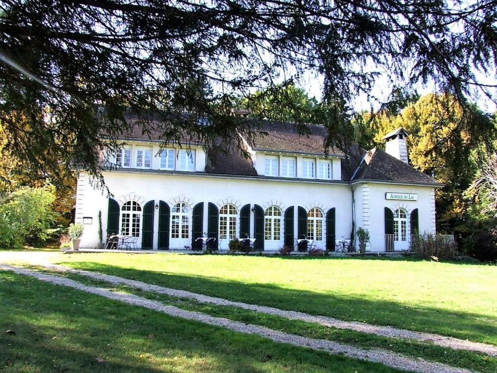 Auberge Du Lac De Mondon Mailhac-sur-Benaize Bagian luar foto