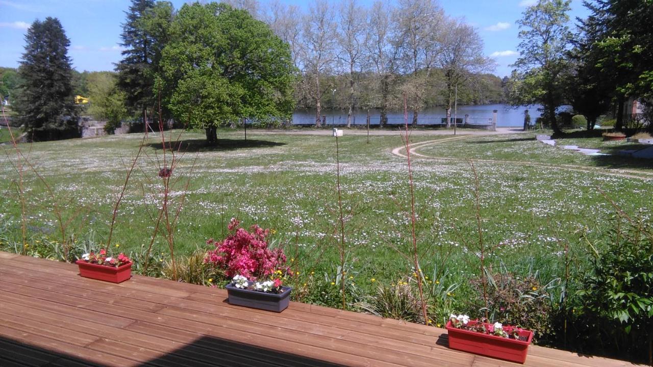 Auberge Du Lac De Mondon Mailhac-sur-Benaize Bagian luar foto
