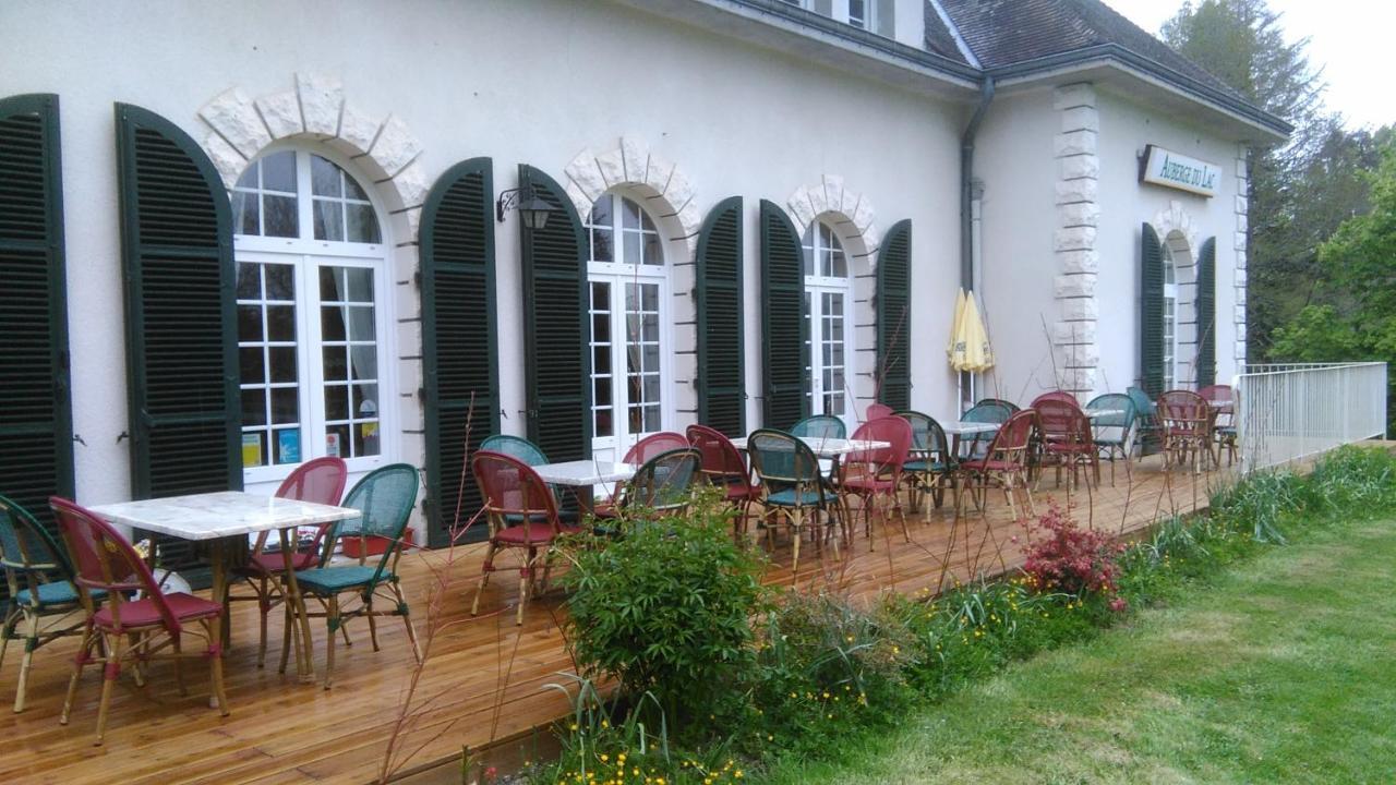 Auberge Du Lac De Mondon Mailhac-sur-Benaize Bagian luar foto