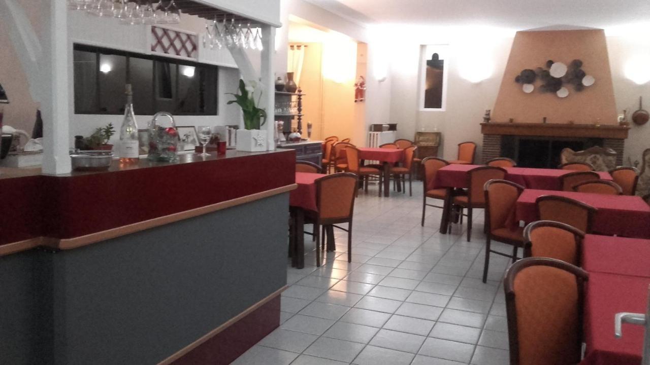 Auberge Du Lac De Mondon Mailhac-sur-Benaize Bagian luar foto