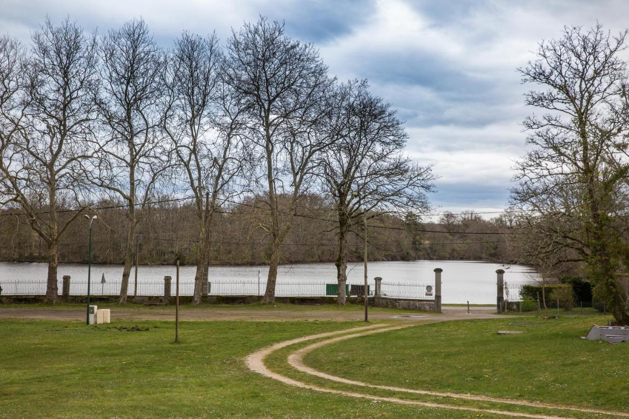 Auberge Du Lac De Mondon Mailhac-sur-Benaize Bagian luar foto